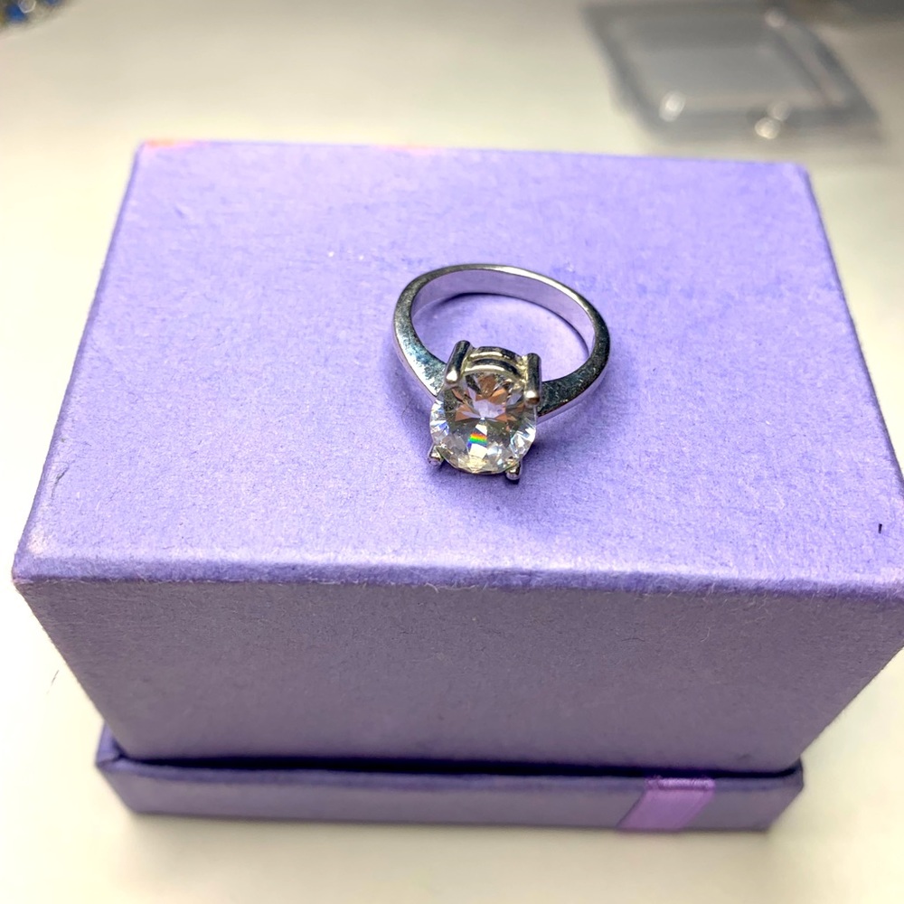Beautiful Silver cyrstal stone ring